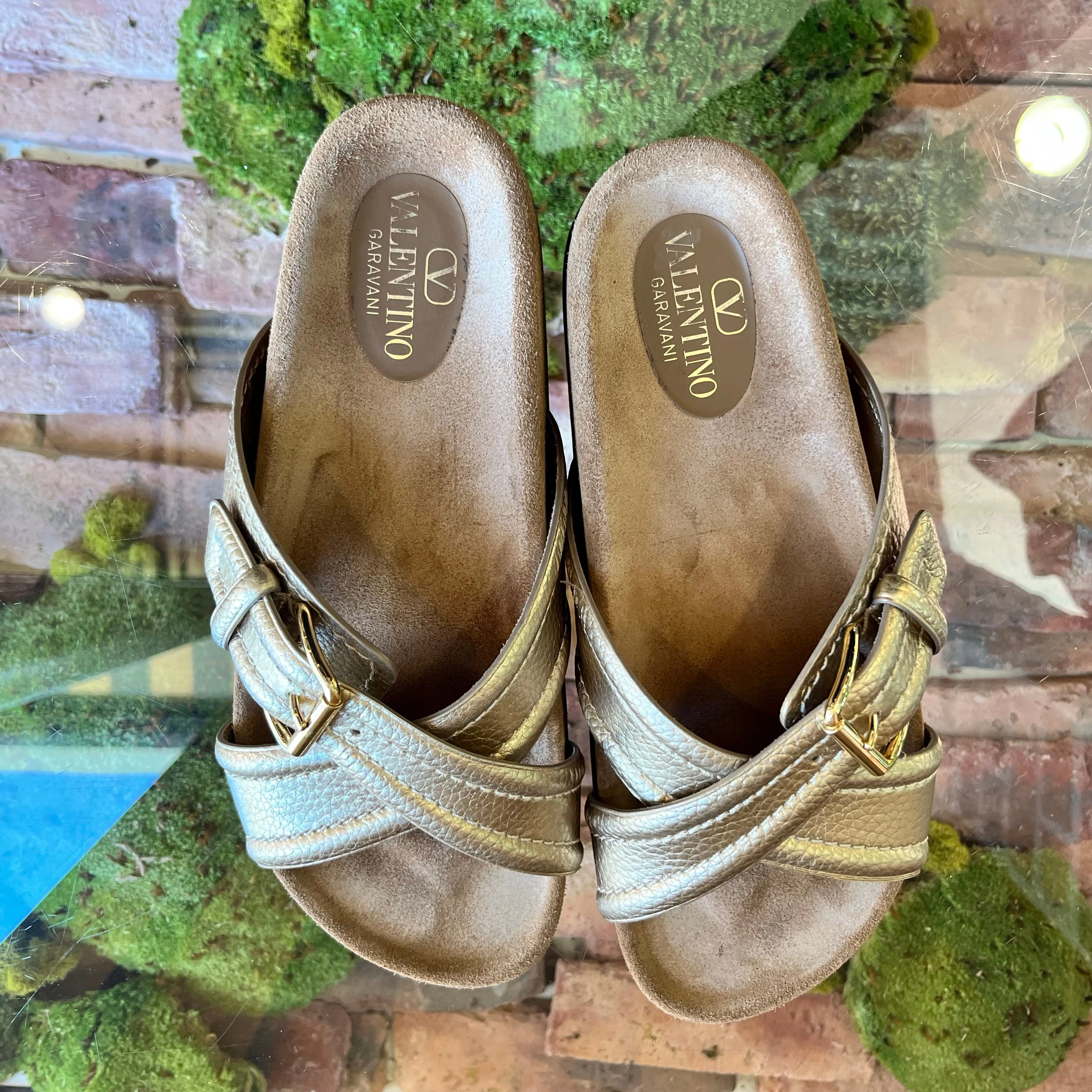 VALENTINO Gold Leather Cross-Over Strap Sandals SZ39(9US)